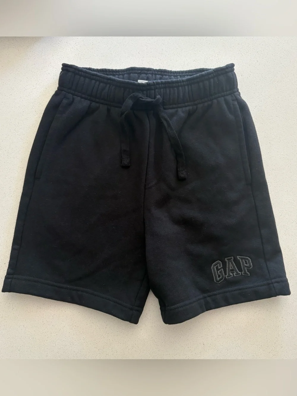 Gap Kids Relaxed Logo Pull-On Shorts in Black, Size M (8)